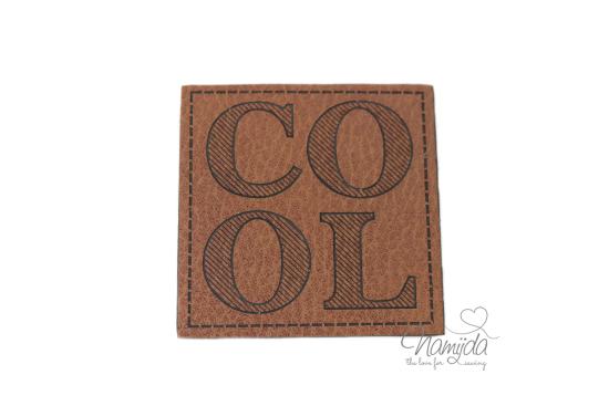 1 Stück - KuNSTLEDER LABEL - COOL - AUFNÄHER MIT VORGEDRUCKTER NÄHNAHT - 50mm x 50mm