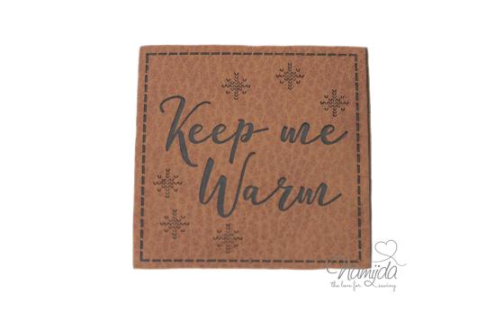1 Stück - KuNSTLEDER LABEL - KEEP ME WARM - AUFNÄHER MIT VORGEDRUCKTER NÄHNAHT - 50mm x 50mm