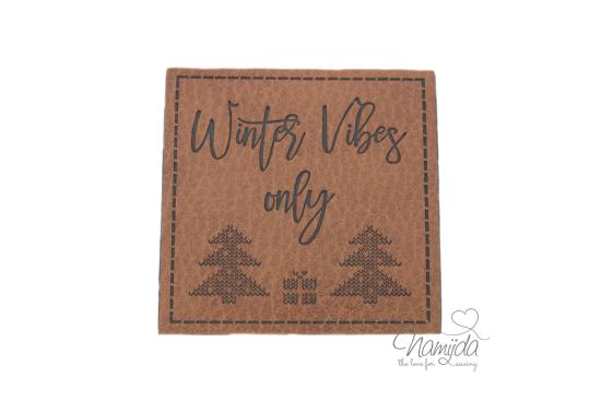 1 Stück - KuNSTLEDER LABEL - WINTER VIBES ONLY - AUFNÄHER MIT VORGEDRUCKTER NÄHNAHT - 50mm x 50mm
