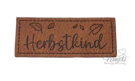 1 Stück - KuNSTLEDER LABEL - HERBSTKIND / HERBSTLIEBE - AUFNÄHER MIT VORGEDRUCKTER NÄHNAHT -  60mm x25mm - Kopie