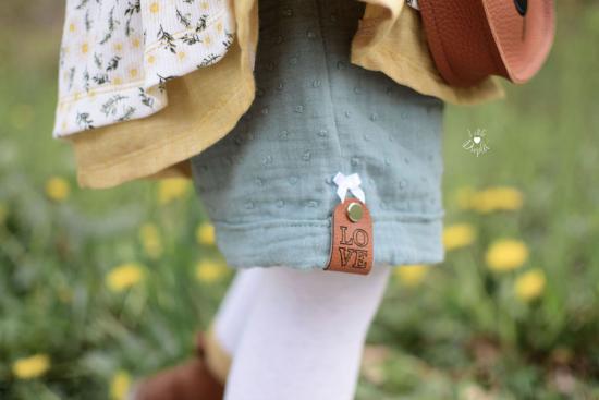 1 Stück - KNiCK MiCH KuNSTLEDER LABEL - BLUMEN + KuPFER VERNICKELTE SCHRAUBE