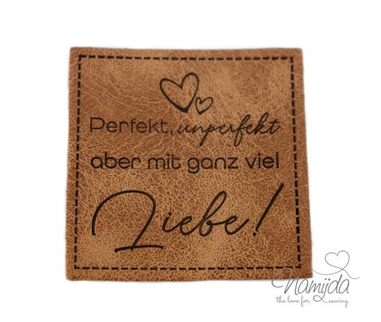 1 Stück - KuNSTLEDER LABEL - Perfekt, unperfekt aber... - AUFNÄHER MIT VORGEDRUCKTER NÄHNAHT - 40mm x 40mm