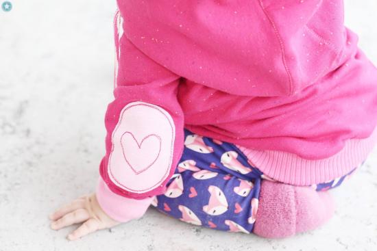 0,5 MTR. Kuschliger KONFETTI SWEAT BEERE - bunte Tupfen - Farbeffekte