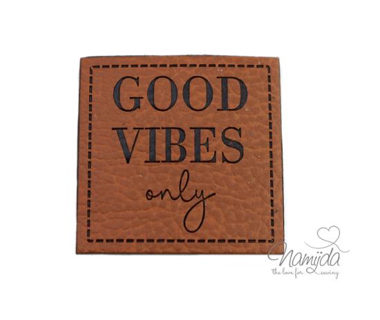 1 Stück - KuNSTLEDER LABEL - GOOD VIBES only - AUFNÄHER MIT VORGEDRUCKTER NÄHNAHT - 40mm x 40mm
