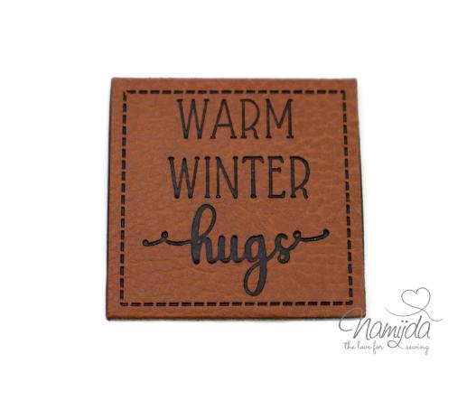1 Stück - KuNSTLEDER LABEL - WARM WINTER hugs - AUFNÄHER MIT VORGEDRUCKTER NÄHNAHT - 40mm x 40mm