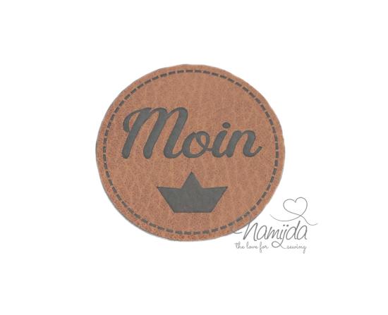1 Stück - XL KuNSTLEDER LABEL MOIN - AUFNÄHER MIT VORGEDRUCKTER NÄHNAHT - Kreis 40mm