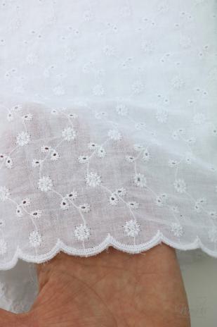0,5 MTR. ♥ BlUMEN LOCHSTICKEREI MIT BOGENKANTE AM SAUM - WeiSS - BAUMWOLLE ♥ -