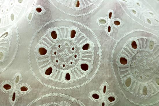 0,5 MTR. ♥ LOCHSTICKEREI - BIG CIRCLES - BAUMWOLLE - CREME ♥