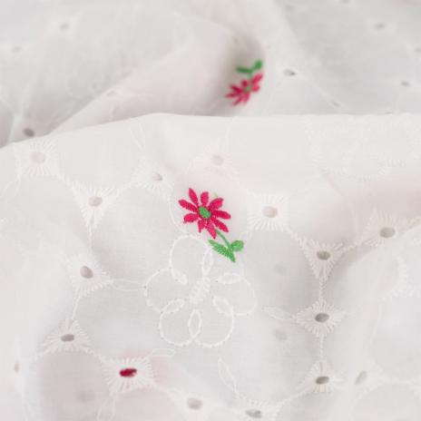 0,5 MTR.  BLÜMCHEN LOCHSTICKERREI WEISS