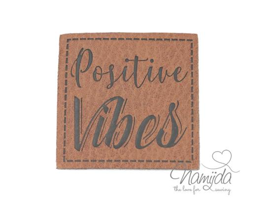 1 Stück - KuNSTLEDER LABEL - Positive Vibes - AUFNÄHER MIT VORGEDRUCKTER NÄHNAHT - 40mm x 40mm