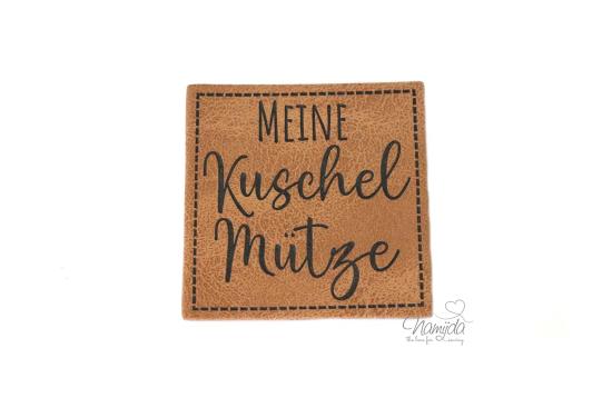 1 Stück - KuNSTLEDER LABEL - MEINE KUSCHEL MÜTZE - AUFNÄHER MIT VORGEDRUCKTER NÄHNAHT - 40mm x 40mm