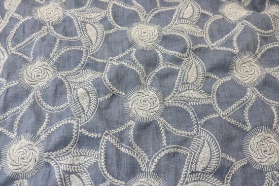 0,5 MTR. JEANS CHAMBRAY EMBROIDERY GESTICKTE BLÜMCHEN + BOGENKANTE
