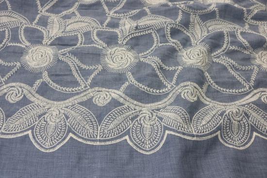 0,5 MTR. JEANS CHAMBRAY EMBROIDERY GESTICKTE BLÜMCHEN + BOGENKANTE