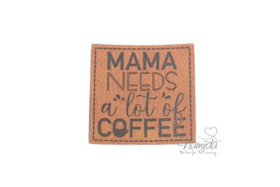1 Stück - XL KuNSTLEDER LABEL MAMA NEEDS A lot of COFFEE - AUFNÄHER MIT VORGEDRUCKTER NÄHNAHT - 50mm x 50mm