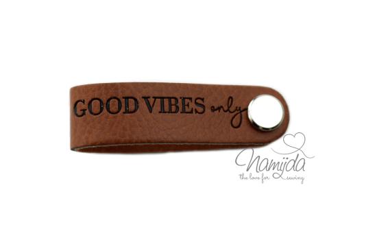 1 Stück - KNiCK MiCH KuNSTLEDER LABEL - GOOD VIBES Only + KuPFER VERNICKELTE SCHRAUBE