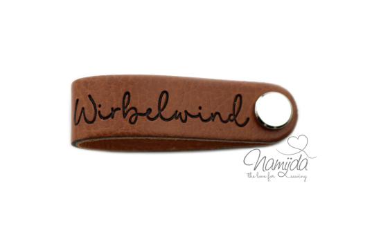 1 Stück - KNiCK MiCH KuNSTLEDER LABEL - Wirbelwind + KuPFER VERNICKELTE SCHRAUBE