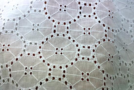 0,5 MTR. ♥ LOCHSTICKEREI - CIRCLES STICKEREI - BAUMWOLLE - WEISS ♥