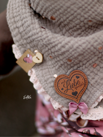 1 Stück - SOFT KuNSTLEDER LABEL - mit Liebe genäht! HERZ - AUFNÄHER MIT VORGEDRUCKTER NÄHNAHT- 45mm x 40mm