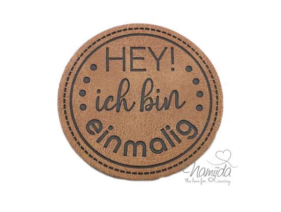 1 Stück - KuNSTLEDER LABEL - HEY! ich bin einmalig - AUFNÄHER MIT VORGEDRUCKTER NÄHNAHT - 40mm