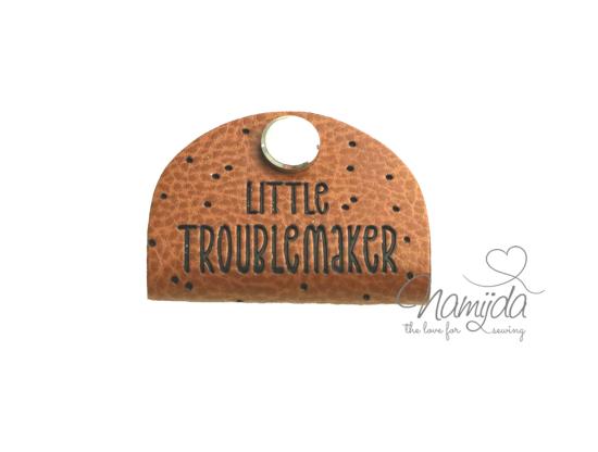 1 Stück - KNiCK MiCH KuNSTLEDER LABEL - LiTTLE TROUBLEMAKER + KuPFER VERNICKELTE SCHRAUBE