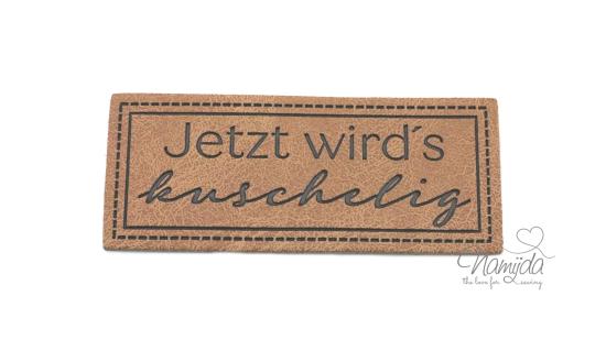 1 Stück - KuNSTLEDER LABEL - Jetzt wird´s kuschelig - AUFNÄHER MIT VORGEDRUCKTER NÄHNAHT - 60mm x 25mm