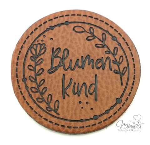 1 Stück - KuNSTLEDER LABEL - BLUMENKIND - AUFNÄHER MIT VORGEDRUCKTER NÄHNAHT - Kreis 45mm