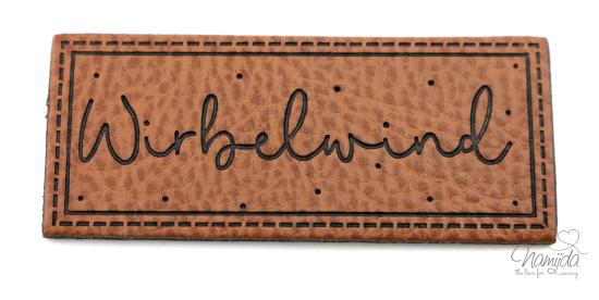 1 Stück - KuNSTLEDER LABEL - WIRBELWIND - AUFNÄHER MIT VORGEDRUCKTER NÄHNAHT - 60mm x 25mm