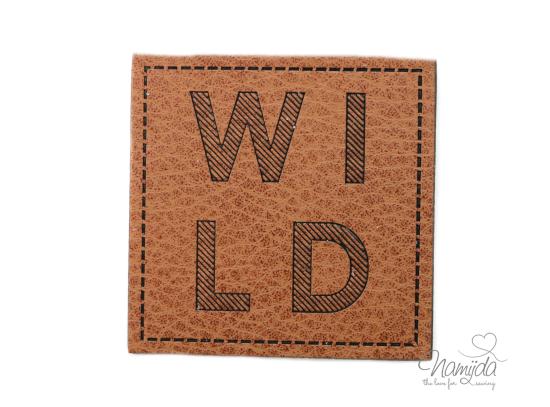 1 Stück - KuNSTLEDER LABEL - WILD  - AUFNÄHER MIT VORGEDRUCKTER NÄHNAHT -  45mm x45mm