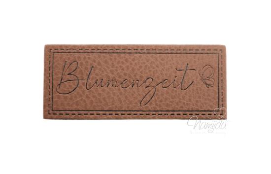 1 Stück - SOFT KuNSTLEDER LABEL - Blumenzeit - AUFNÄHER MIT VORGEDRUCKTER NÄHNAHT -  25mm x 60mm