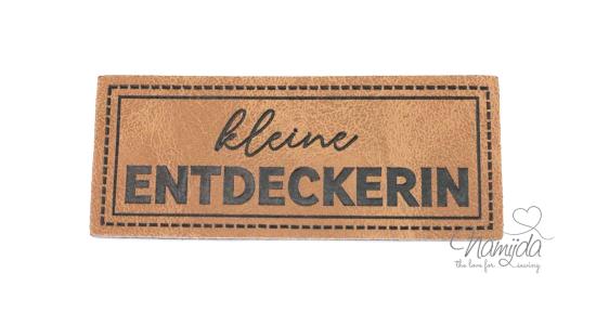 1 Stück - XL KuNSTLEDER LABEL kleine ENTDECKERIN - AUFNÄHER MIT VORGEDRUCKTER NÄHNAHT - 60mm x 25mm