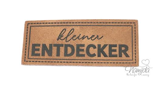 1 Stück - XL KuNSTLEDER LABEL kleiner ENTDECKER - AUFNÄHER MIT VORGEDRUCKTER NÄHNAHT - 60mm x 25mm