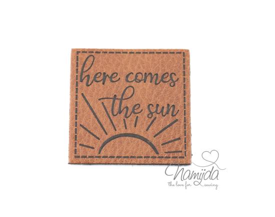 1 Stück - XL KuNSTLEDER LABEL HERE COMES THE SUN - AUFNÄHER MIT VORGEDRUCKTER NÄHNAHT - 40mm x 40mm