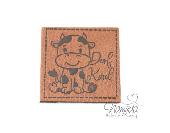 1 Stück - XL KuNSTLEDER LABEL DORF KIND - AUFNÄHER MIT VORGEDRUCKTER NÄHNAHT - 40mm x 40mm