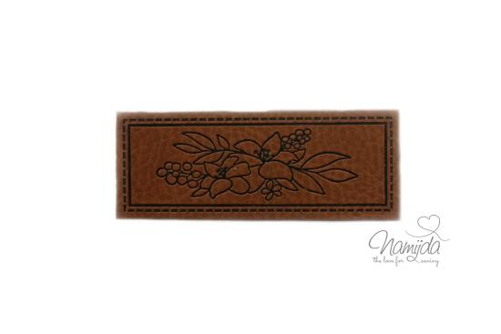 1 Stück - KuNSTLEDER LABEL - LiLiEN - AUFNÄHER MIT VORGEDRUCKTER NÄHNAHT - 65mm x 25mm