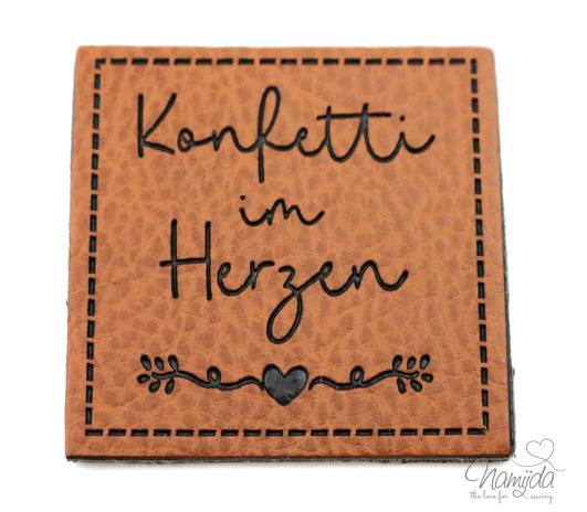 1 Stück - KuNSTLEDER LABEL - KONFETTI IM... - AUFNÄHER MIT VORGEDRUCKTER NÄHNAHT -  40mm x 40mm