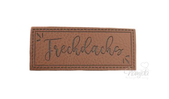 1 Stück - SOFT KuNSTLEDER LABEL - Frechdachs - AUFNÄHER MIT VORGEDRUCKTER NÄHNAHT -  60mm x 25mm -
