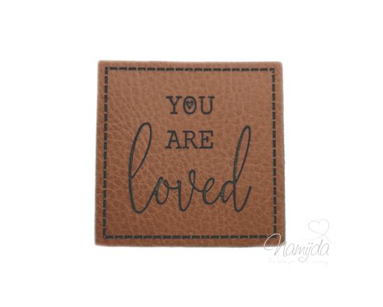 1 Stück - SOFT KuNSTLEDER LABEL - YOU ARE loved - AUFNÄHER MIT VORGEDRUCKTER NÄHNAHT -  40mm x40mm
