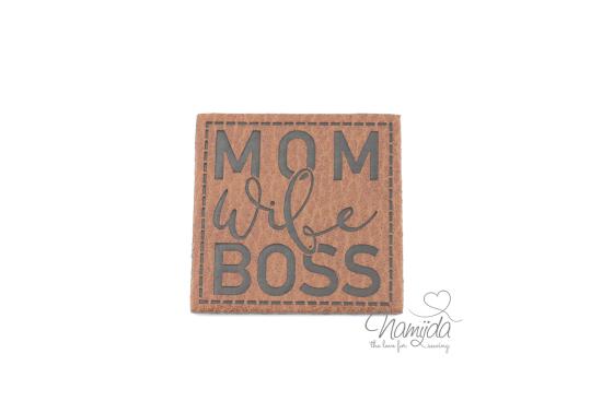 1 Stück - XL KuNSTLEDER LABEL MOM WIFE BOSS - AUFNÄHER MIT VORGEDRUCKTER NÄHNAHT - 40mm x 40mm