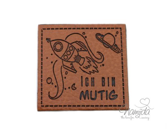 1 Stück - KuNSTLEDER LABEL - Ich bin MUTIG - AUFNÄHER MIT VORGEDRUCKTER NÄHNAHT - 40mm x 40mm