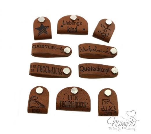 1 JUNGEN-SET (10 Stück) - KNiCK MiCH KuNSTLEDER LABELS + KuPFER VERNICKELTE SCHRAUBEN