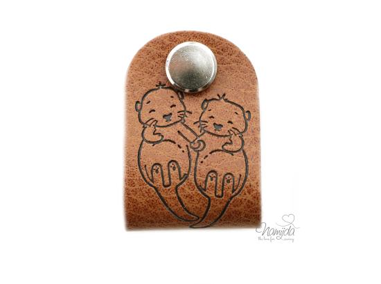 1 Stück - KNiCK MiCH KuNSTLEDER LABEL - OTTER  + KuPFER VERNICKELTE SCHRAUBE