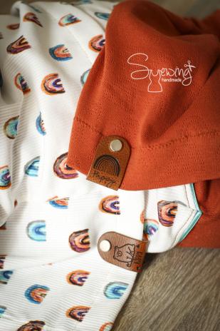 1 Stück - KNiCK MiCH KuNSTLEDER LABEL - HAPPY BEAR + KuPFER VERNICKELTE SCHRAUBE