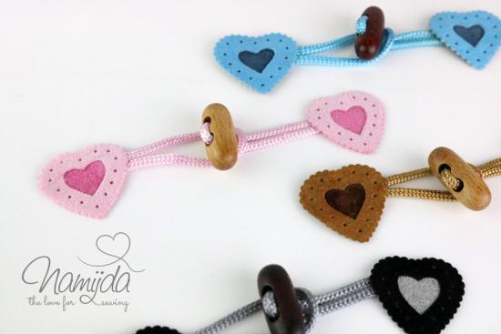 1 Stück ♥ HERZ Dufflecoat-Verschluss f. Kinder - HeLLBRauN - Band Hellbraun - Knebelknopf - zweiteilig ♥
