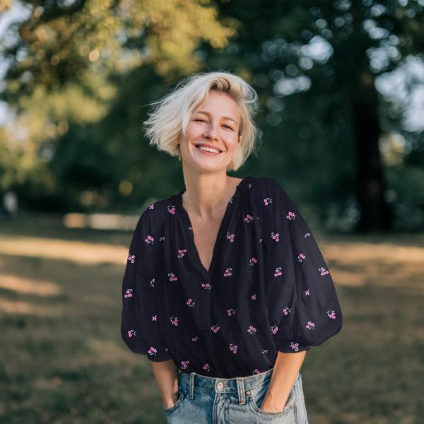 0,5 MTR. ♥ MuSSELIN GESTICKTE STREUBLÜMCHEN NAVY ♥