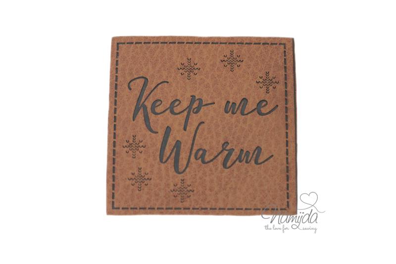 1 Stück - KuNSTLEDER LABEL - KEEP ME WARM - AUFNÄHER MIT VORGEDRUCKTER NÄHNAHT - 50mm x 50mm