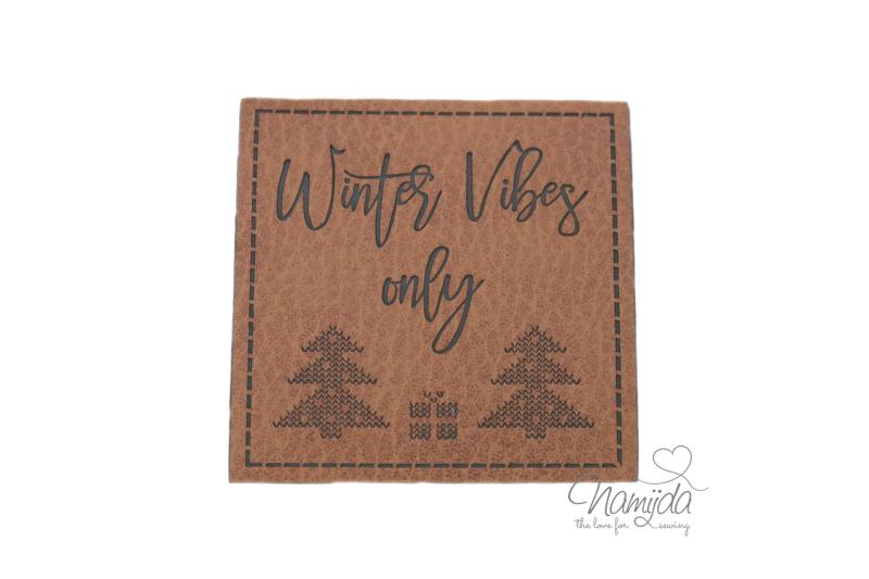 1 Stück - KuNSTLEDER LABEL - WINTER VIBES ONLY - AUFNÄHER MIT VORGEDRUCKTER NÄHNAHT - 50mm x 50mm