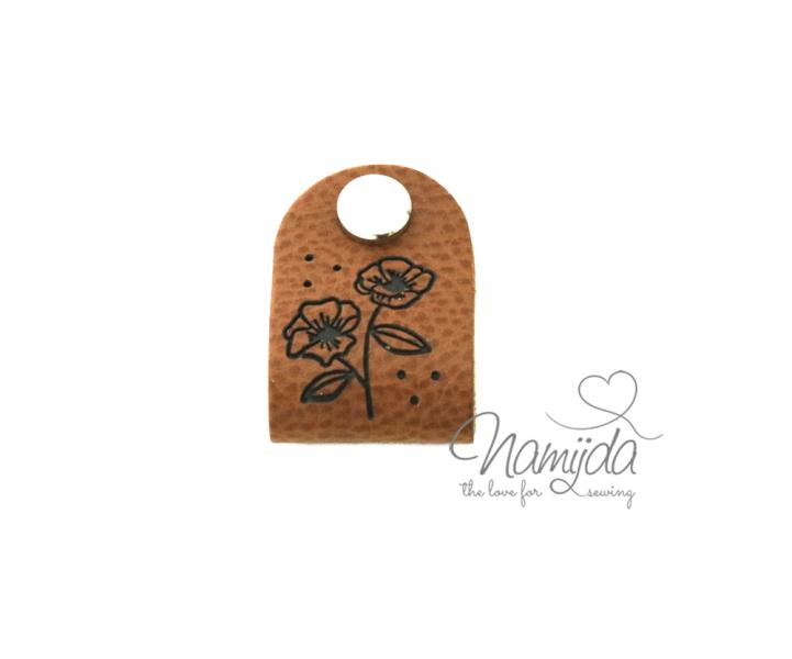 1 Stück - KNiCK MiCH KuNSTLEDER LABEL - BLUMEN + KuPFER VERNICKELTE SCHRAUBE
