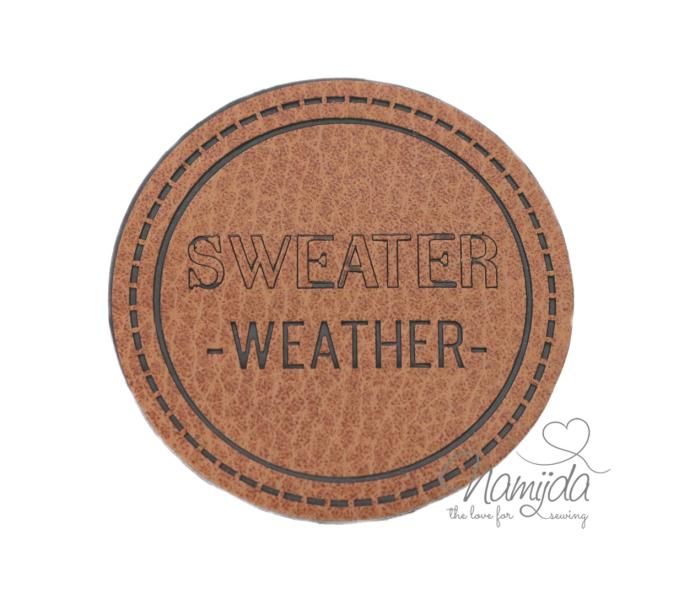 1 Stück - KuNSTLEDER LABEL - SWEATER WEATHER - AUFNÄHER MIT VORGEDRUCKTER NÄHNAHT - 45mm