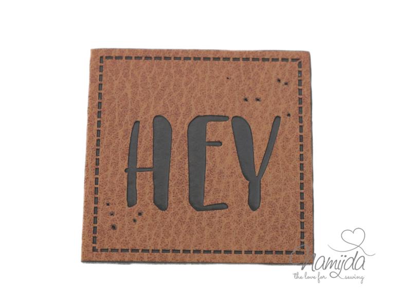 1 Stück - KuNSTLEDER LABEL - HEY - AUFNÄHER MIT VORGEDRUCKTER NÄHNAHT - 45mm x 45mm
