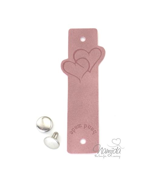 1 Stück - KNiCK MiCH KuNSTLEDER LABEL - HEARTS HAND MADE +  VERNICKELTE NIETE